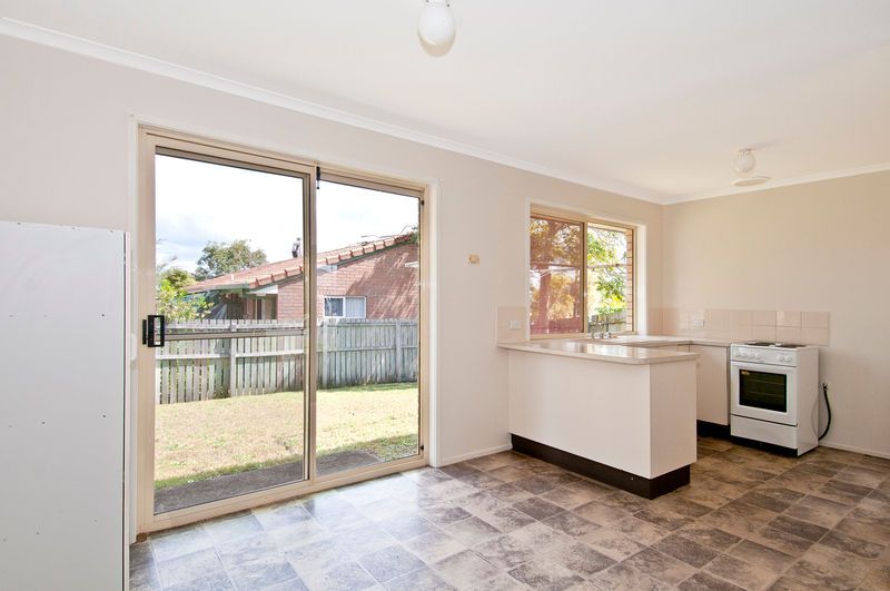 CRESTMEAD, QLD 4132