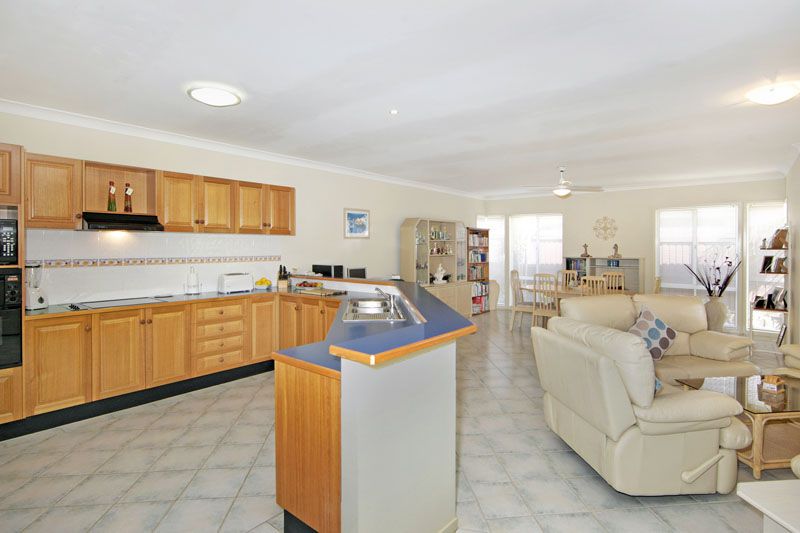 27 Mercator Close, LAKE MUNMORAH, NSW 2259