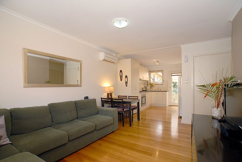 3/8  Simpson Road, FERNTREE GULLY, VIC 3156