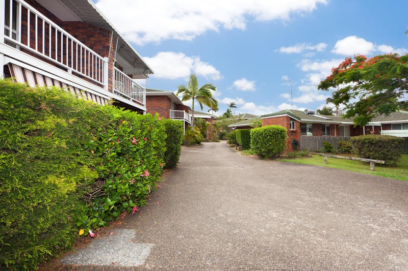 10 Hollywell Road, BIGGERA WATERS, QLD 4216