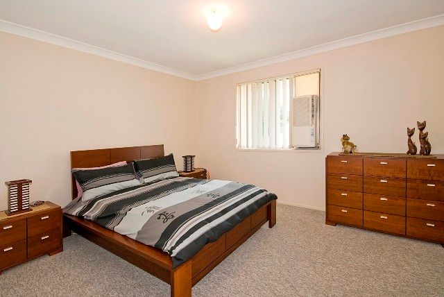 CRESTMEAD, QLD 4132