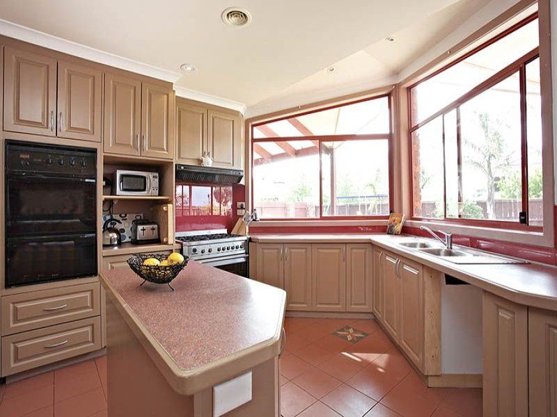 5 Thorogood Court, TAYLORS LAKES, VIC 3038
