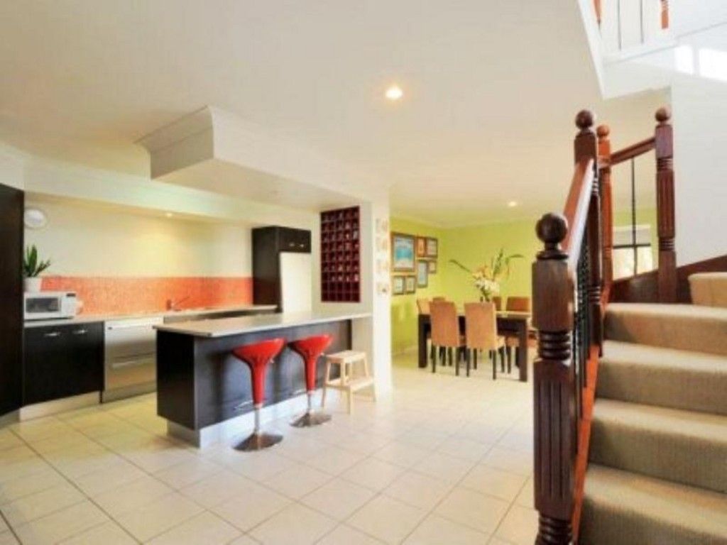 19 Estate Place, HOLLAND PARK WEST, QLD 4121