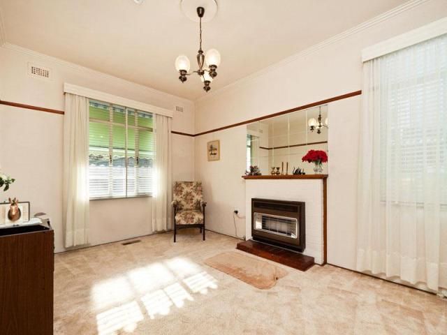 9 SUMMIT Avenue, HAMPTON, VIC 3188