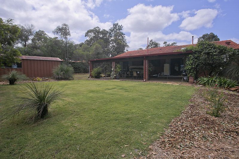 11 Warrington Road, LESMURDIE, WA 6076