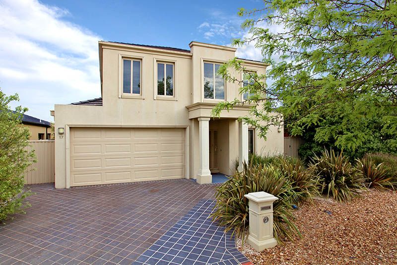 17 Wisteria Close, TAYLORS HILL, VIC 3037