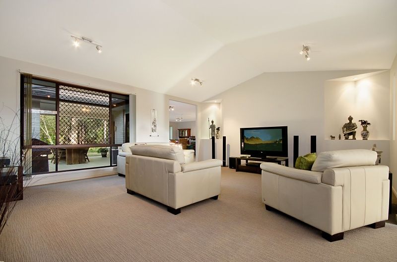 9 Taryn Close, GLASS HOUSE MOUNTAINS, QLD 4518