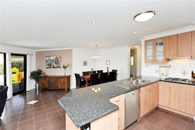 12 Banksdale Drive, MIDDLE RIDGE, QLD 4350