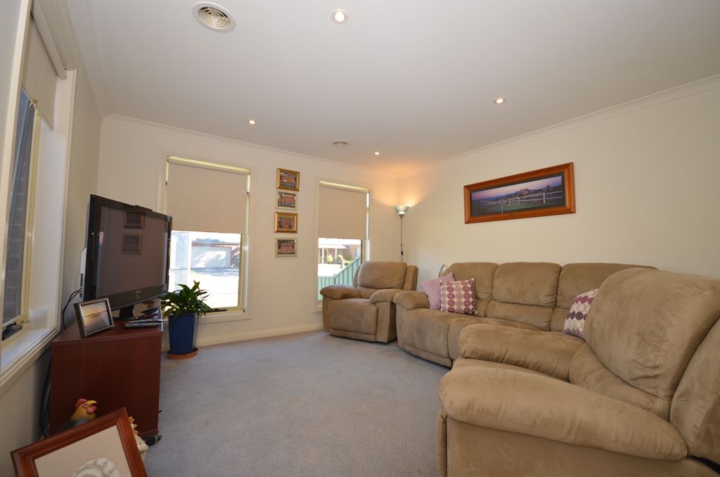 24 Lake Gardens Avenue, LAKE GARDENS, VIC 3355