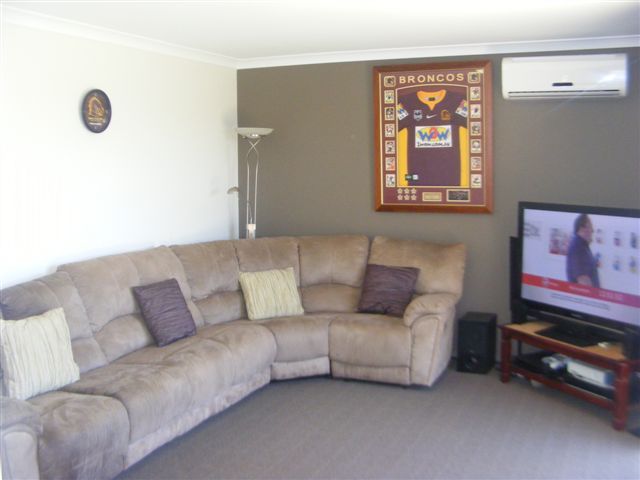4 Debbie Court, OAKEY, QLD 4401