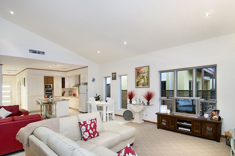 8 Spinnaker Drive, SANDSTONE POINT QLD 4511