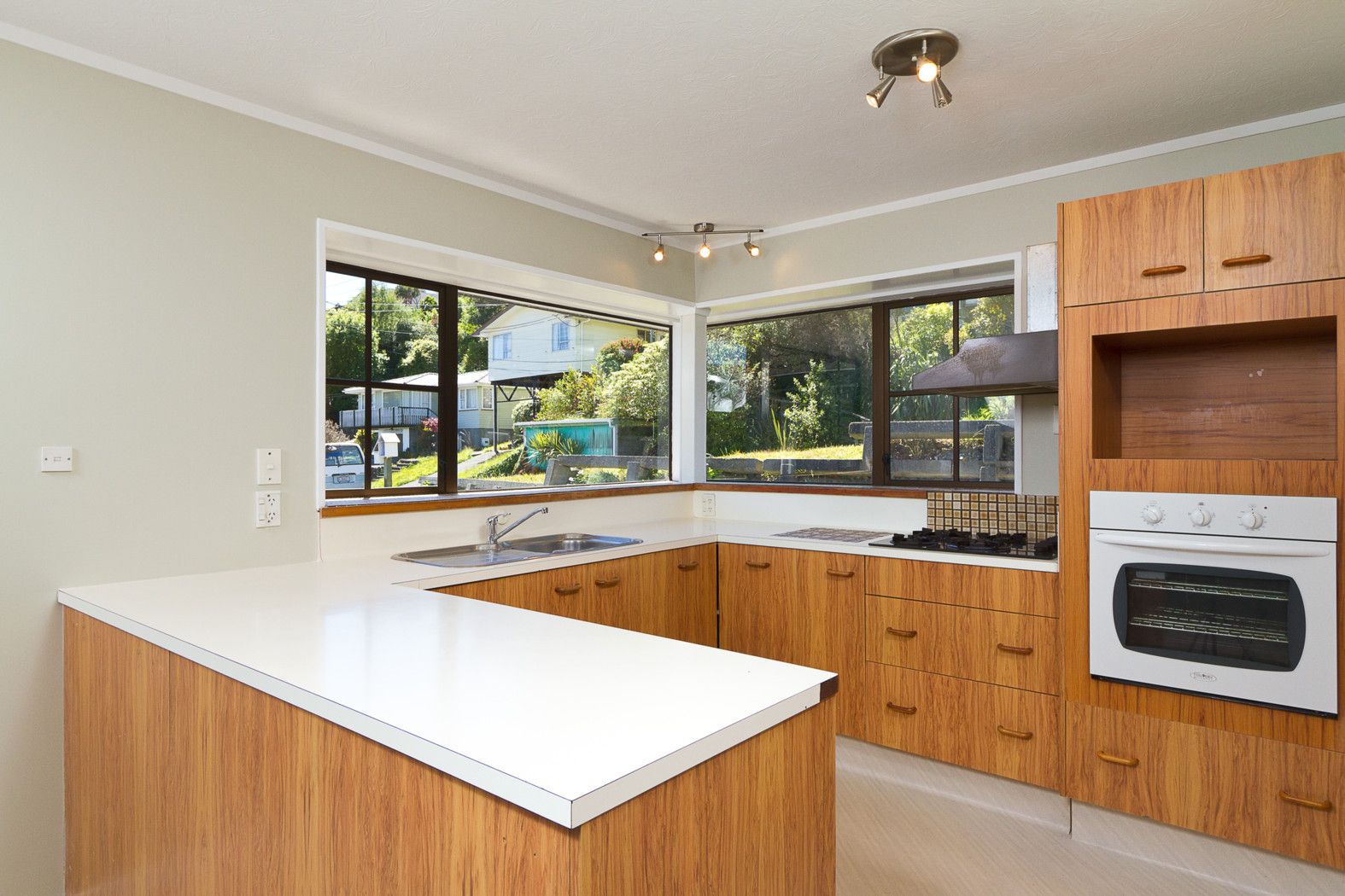 28 Castle Crescent, STOKES VALLEY, Lower Hutt City