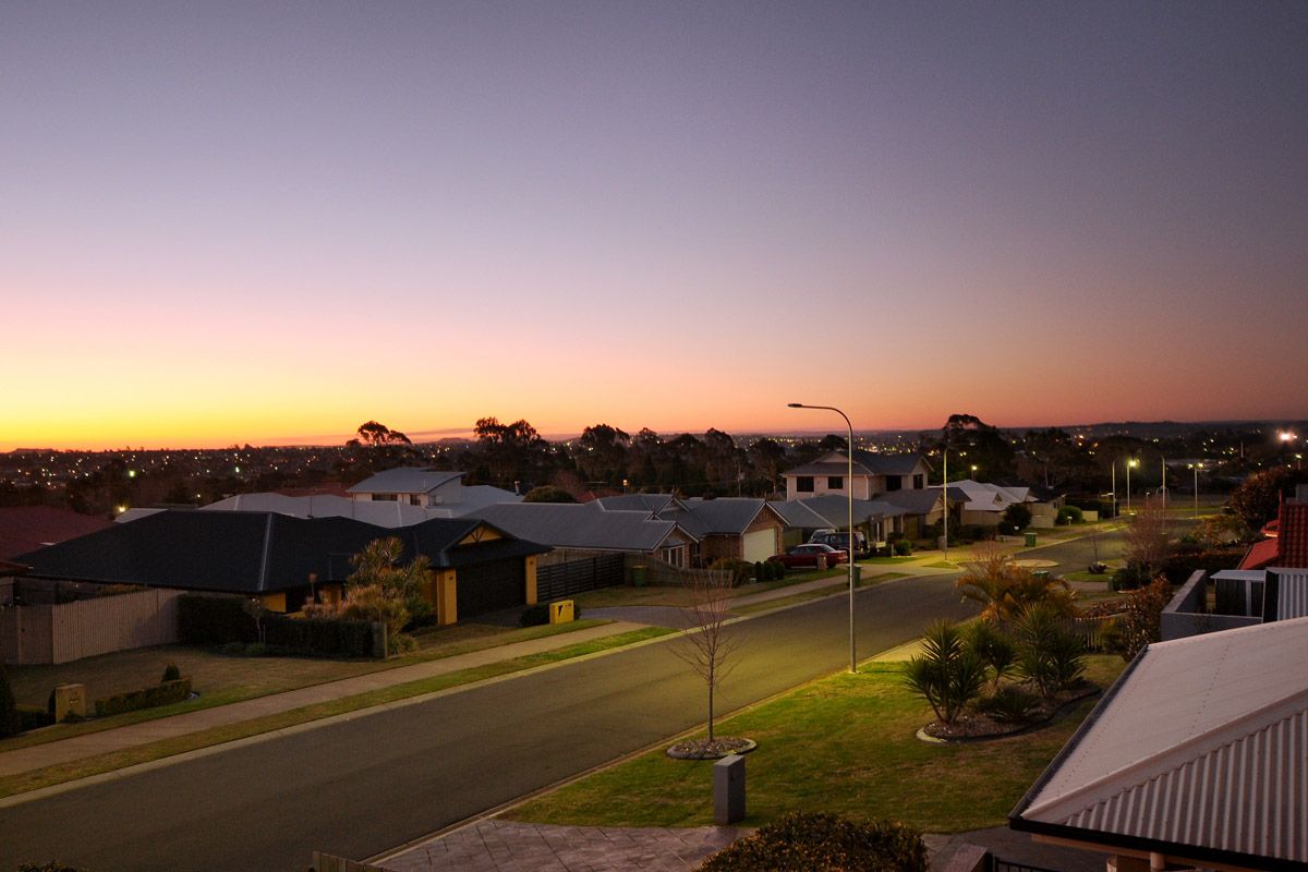 14 Banksdale Drive, MIDDLE RIDGE, QLD 4350
