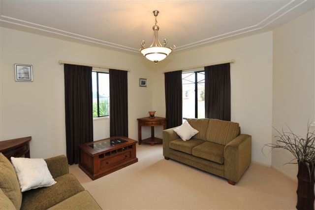 13 Banksdale Drive, MIDDLE RIDGE, QLD 4350