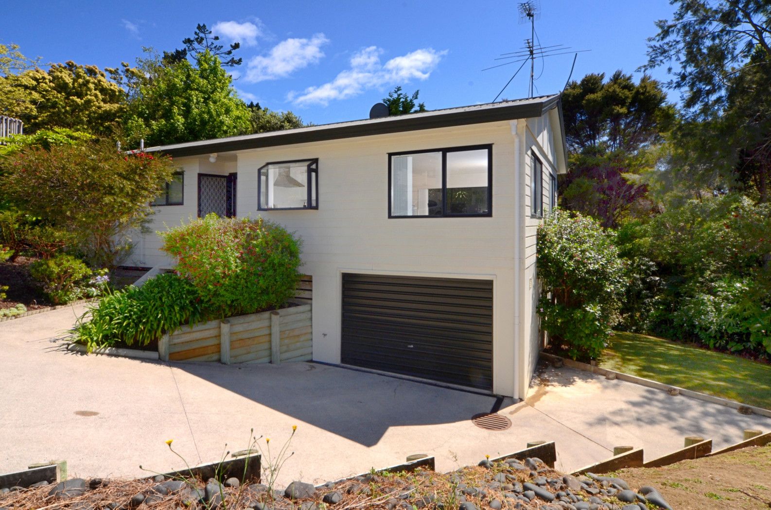 2/12 Valecrest Place, Bayview, North Shore City