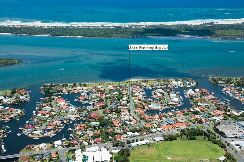 2/35  Runaway Bay Avenue, RUNAWAY BAY, QLD 4216