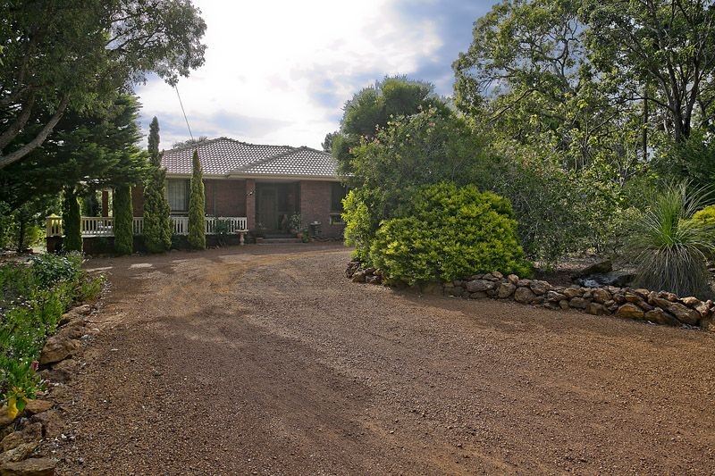 40 Robins Road, KALAMUNDA, WA 6076