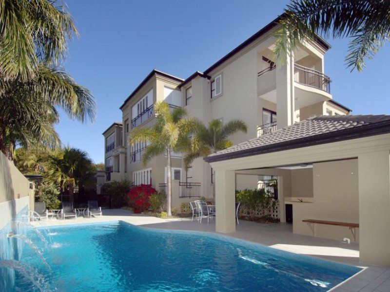 8 Parnoo Street, CHEVRON ISLAND QLD 4217