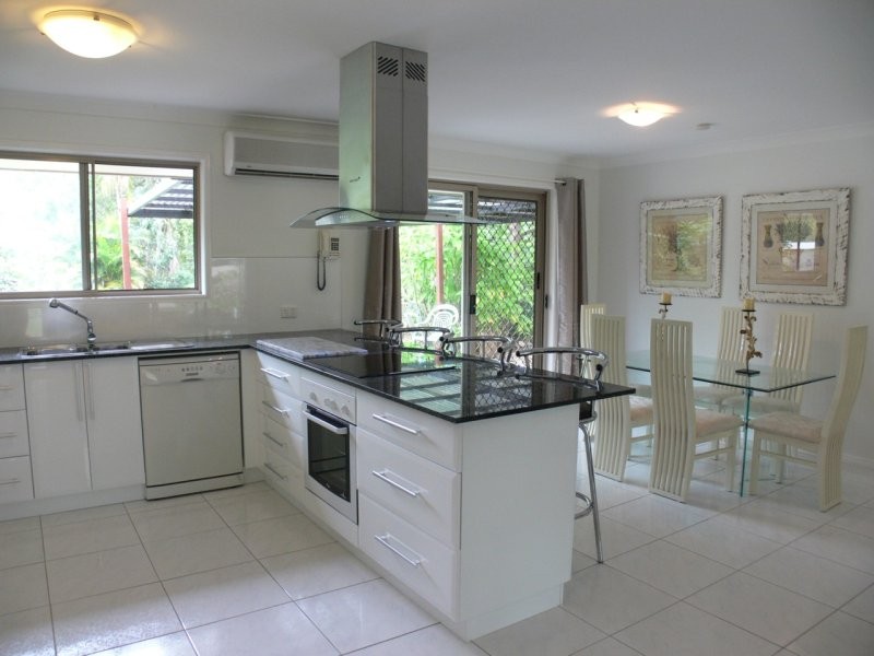 10 Allan Avenue, GLASS HOUSE MOUNTAINS, QLD 4518