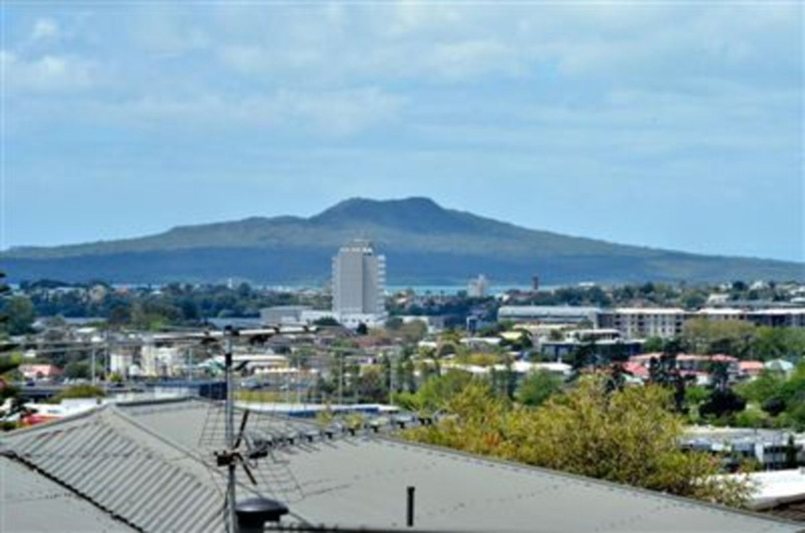 166 Chivalry Road, GLENFIELD, North Shore City