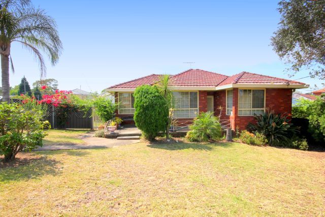 1 Collins Crescent, YAGOONA NSW 2199