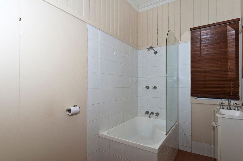 16 Charles Street, NEWTOWN, QLD 4350