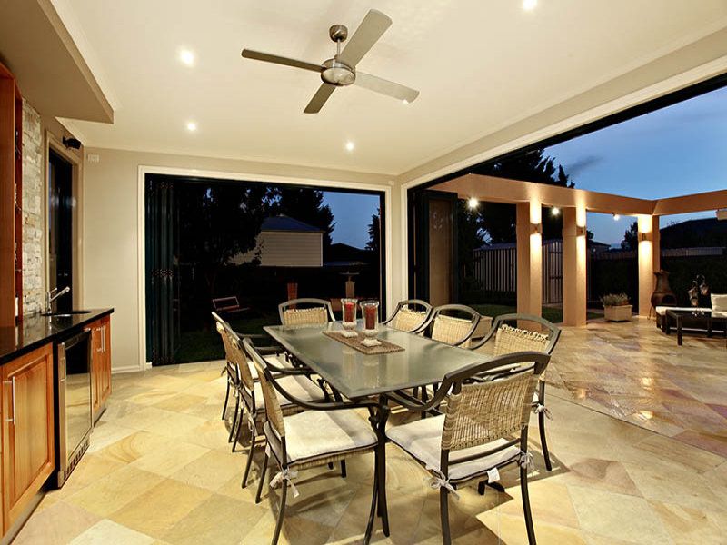 8 Leichardt Close, TAYLORS LAKES, VIC 3038