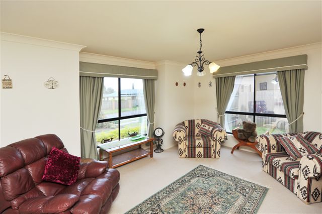 38 Banksdale Drive, MIDDLE RIDGE, QLD 4350