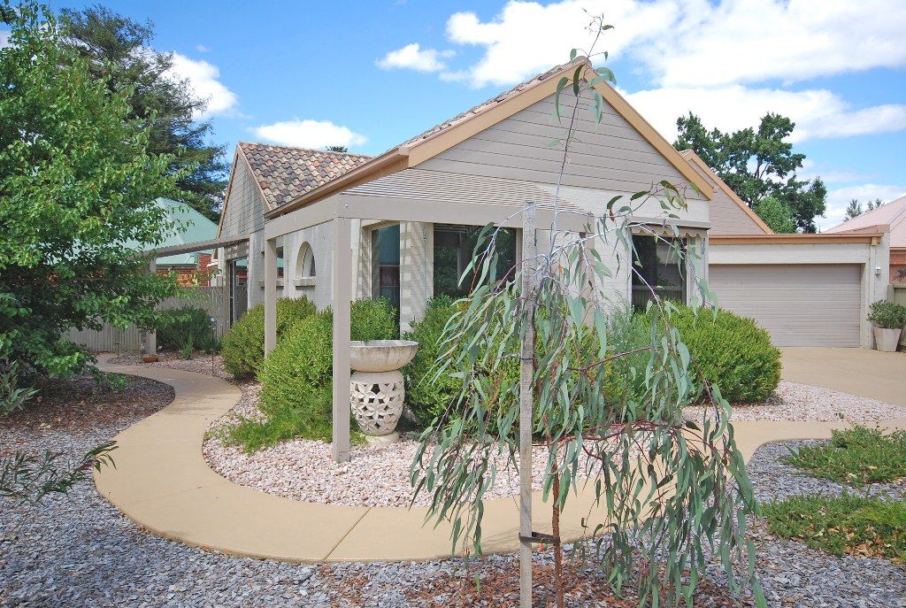 15 St Glens Way, LAKE GARDENS, VIC 3355