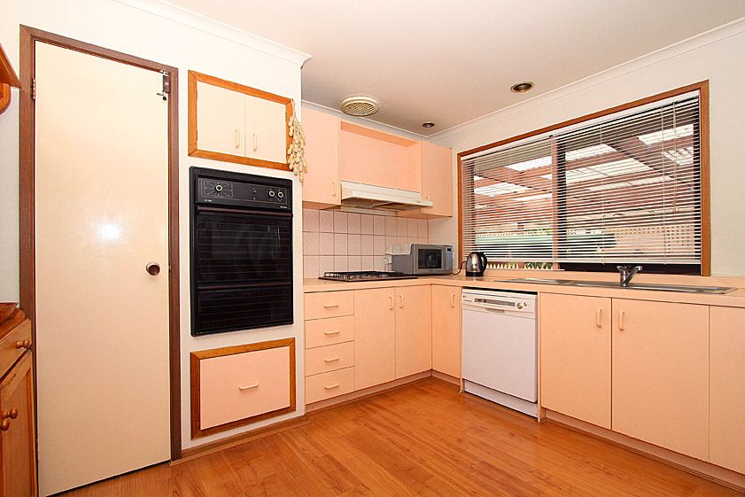 10 Grenda Drive, MILL PARK, VIC 3082