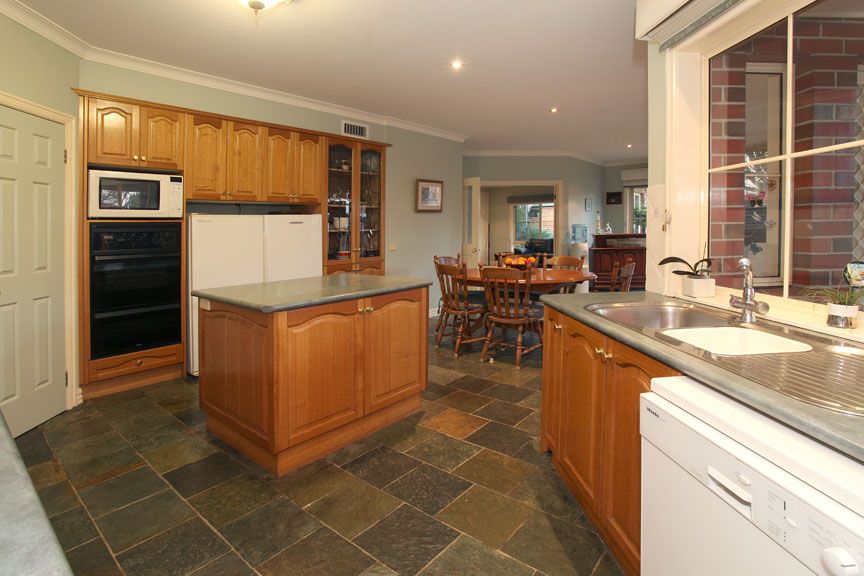 17 Jeanbart Court, WANTIRNA SOUTH, VIC 3152