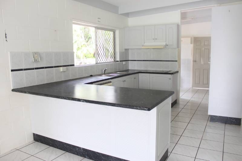 33 Tamarind Street, HOLLOWAYS BEACH, QLD 4878