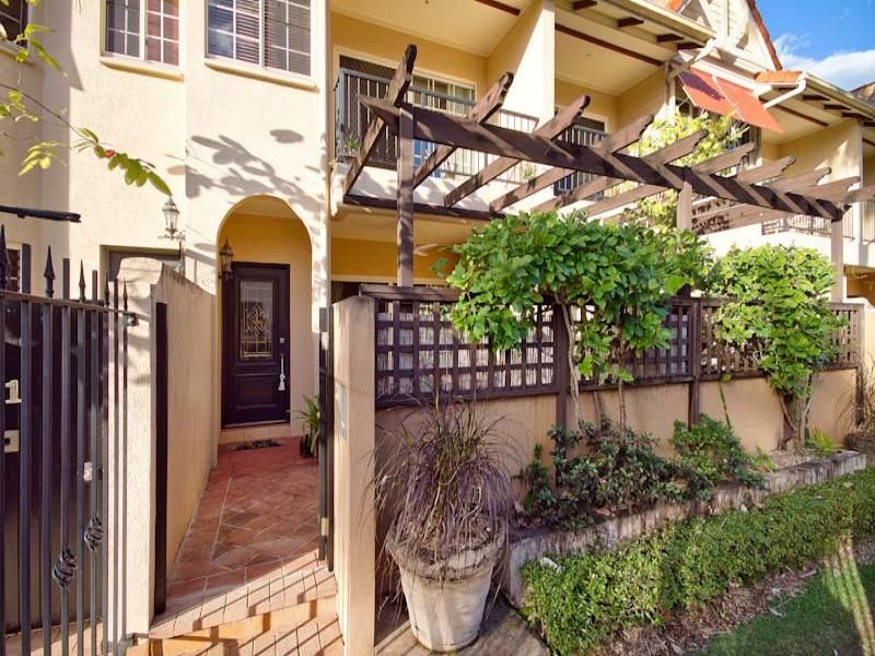 2 Greenslopes Street, CAIRNS NORTH QLD 4870