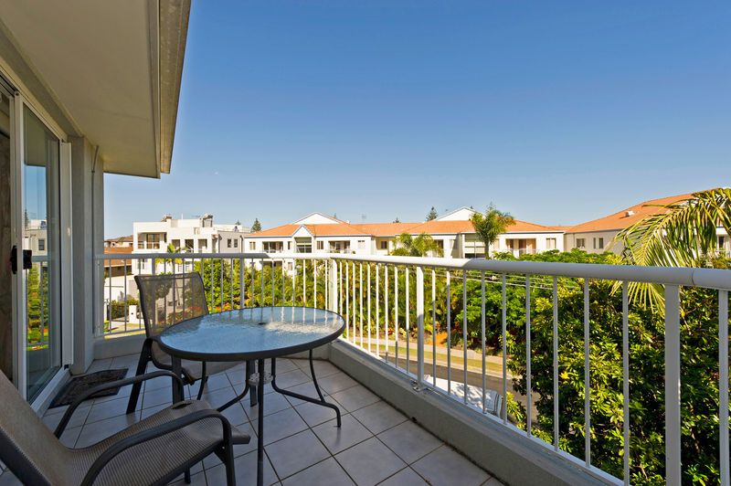 11/4 Madang Crescent, RUNAWAY BAY, QLD 4216