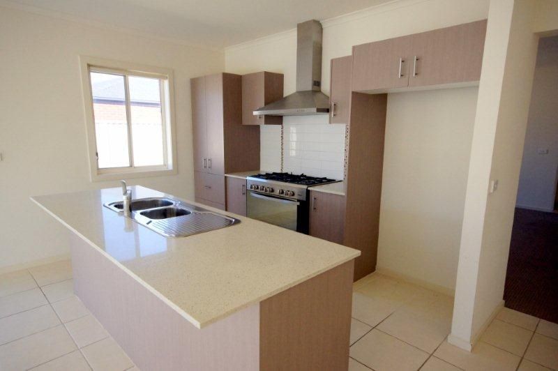 8 Delphinium Road, PAKENHAM, VIC 3810