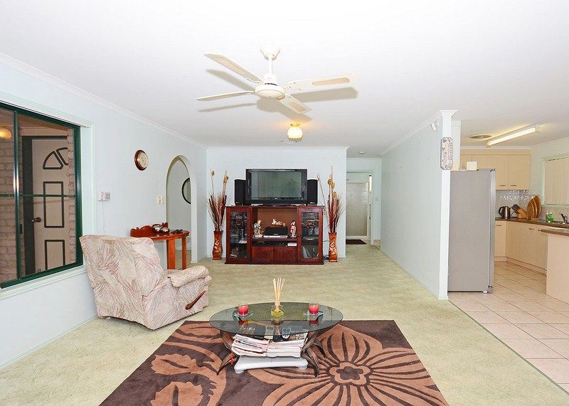 6  Elliot Court, ELI WATERS, QLD 4655