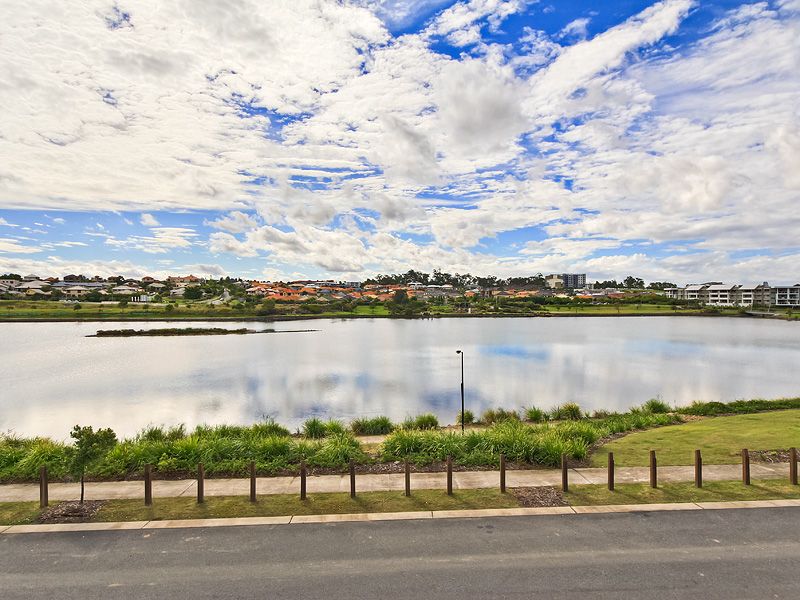 18 South Bay, VARSITY LAKES, QLD 4227