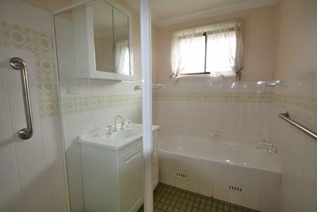 8 Hall Place, MINTO, NSW 2566
