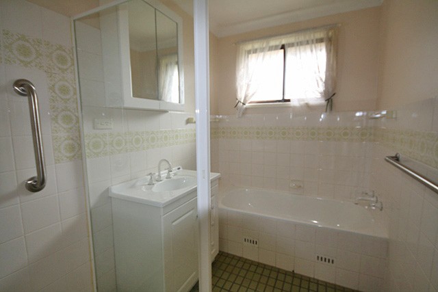 8 Hall Place, MINTO, NSW 2566