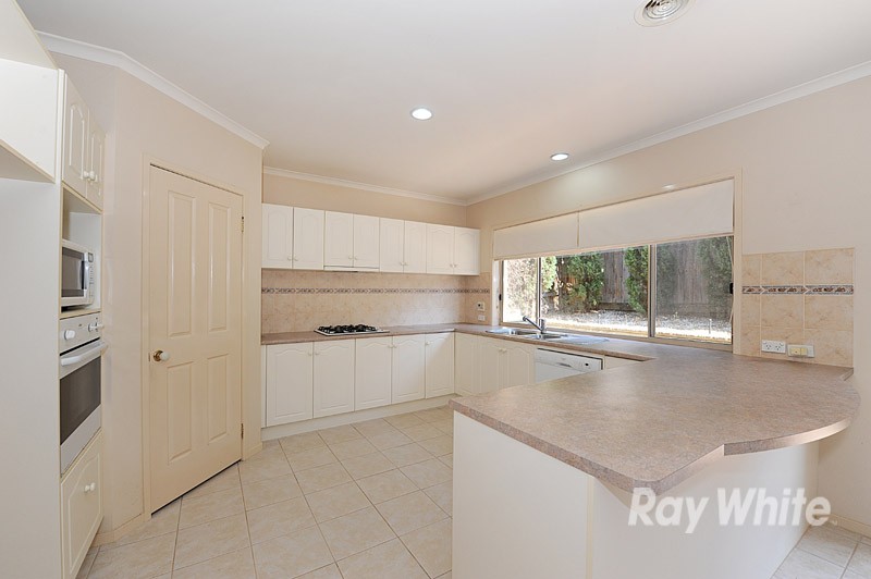 42 Arlington Drive, GLEN WAVERLEY, VIC 3150