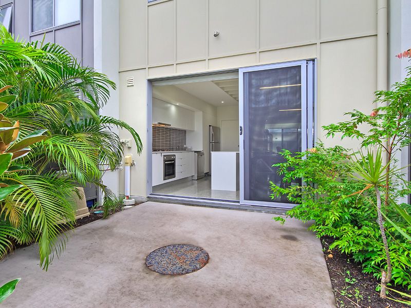 32 South Bay Drive, VARSITY LAKES QLD 4227