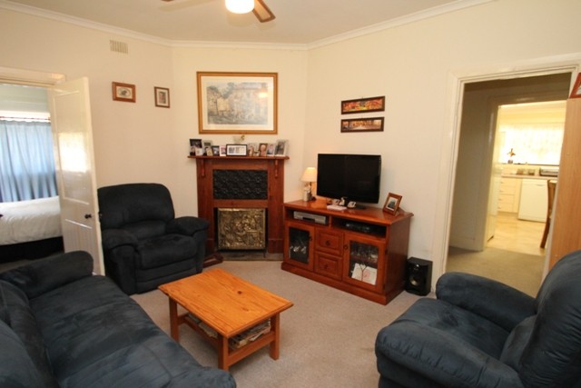 2 Warenda Road, CLARE, SA 5453