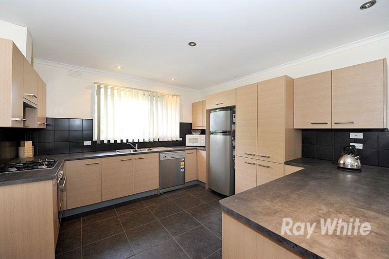 19 Silverton Drive, FERNTREE GULLY, VIC 3156