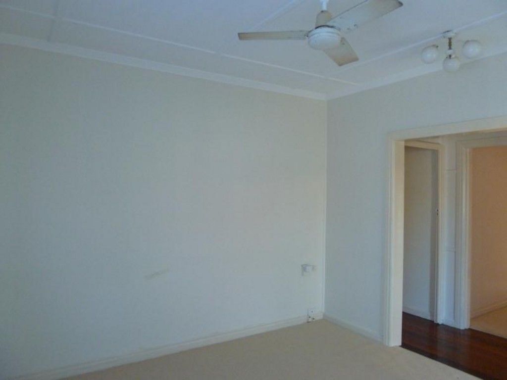 28 Dobbie Street, HOLLAND PARK, QLD 4121