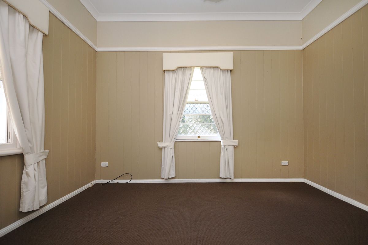 10 Wallace Street, NEWTOWN, QLD 4350