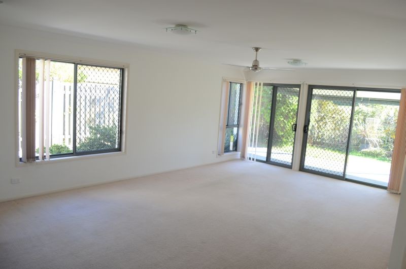 1/ 42 Beachside Way, YAMBA, NSW 2464