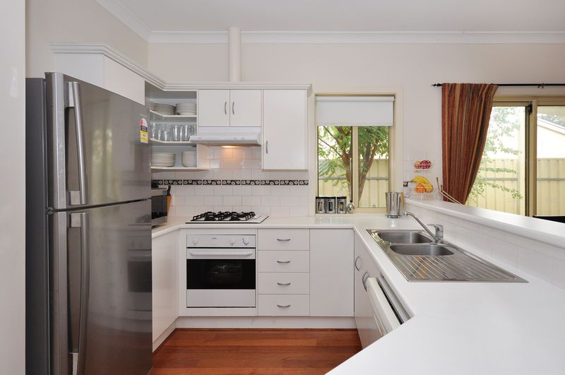 2 Estate Drive, FLAGSTAFF HILL, SA 5159