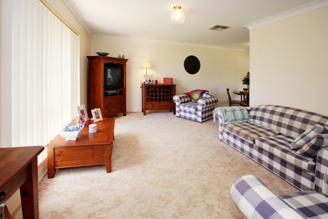 16 Kaldari Crescent, GLENFIELD PARK, NSW 2650