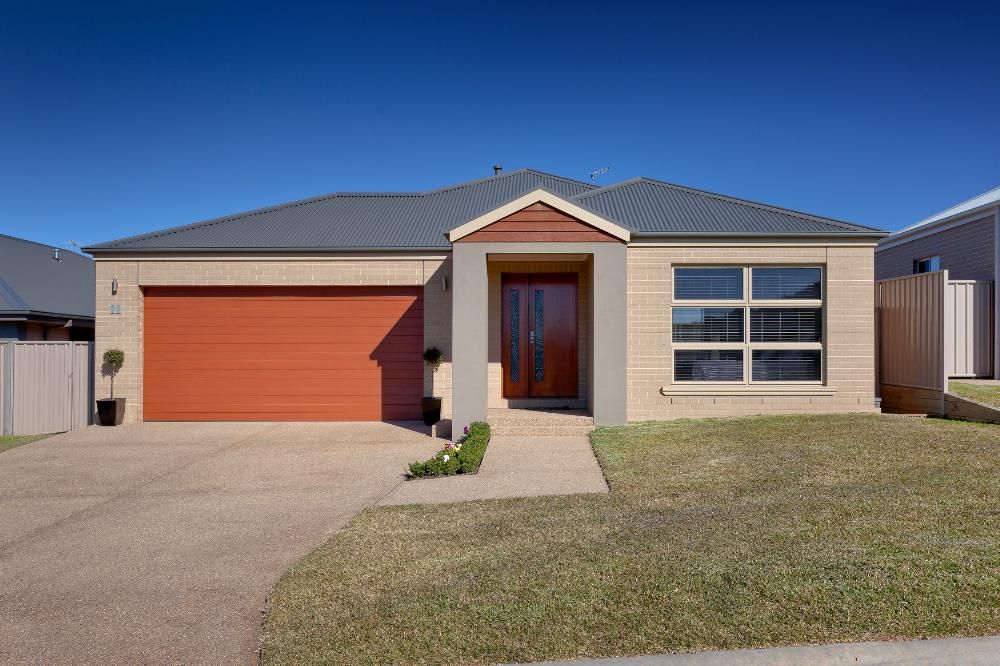 11 Lawson Circuit, LAVINGTON NSW 2641
