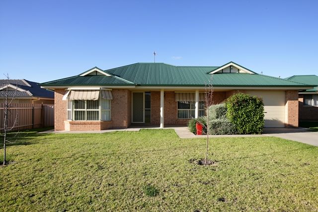 23 Paldi Crescent, GLENFIELD PARK NSW 2650